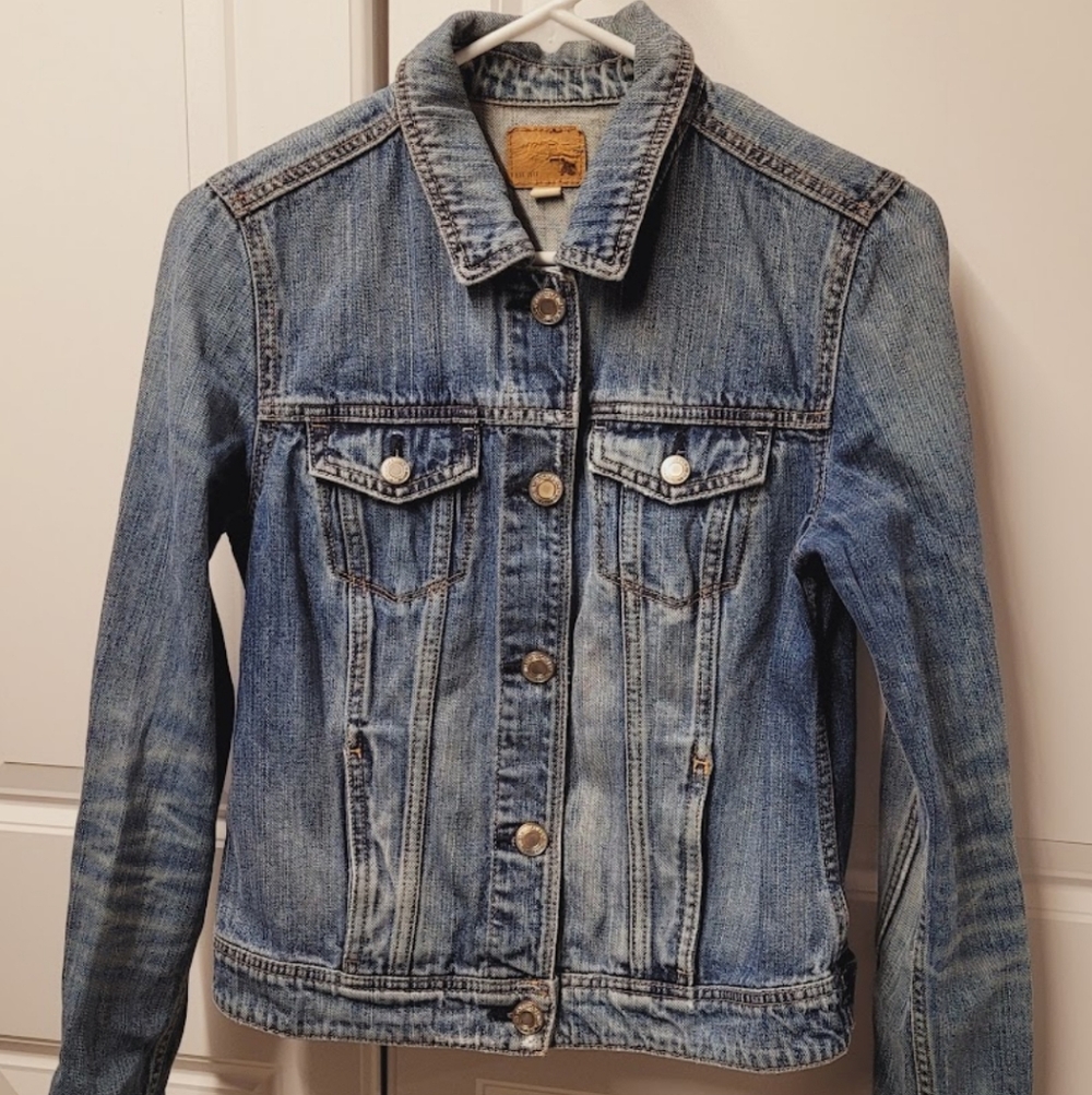 American Eagle Women's Jean Jacket Size: Medium